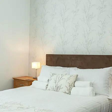 Carlton 2 A Large Modern Appt With Parking Daire