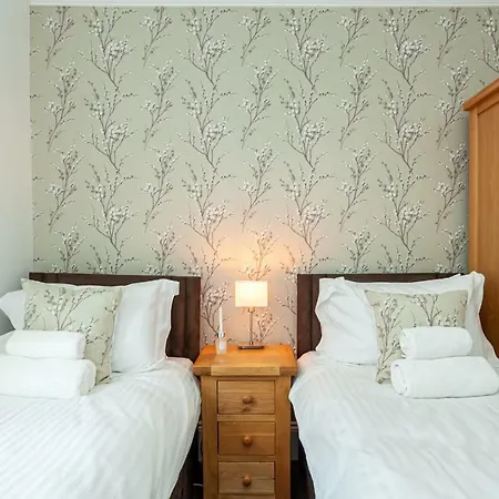Carlton 2 A Large Modern Keswick Appt With Parking *