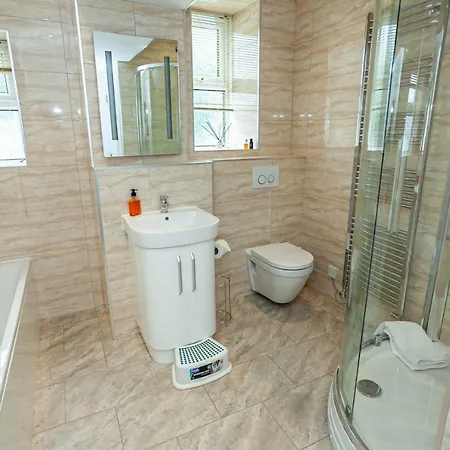 Carlton 2 A Large Modern Appt With Parking Apartment *