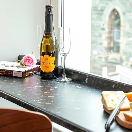 Carlton 2 A Large Modern Appt With Parking 아파트 케직